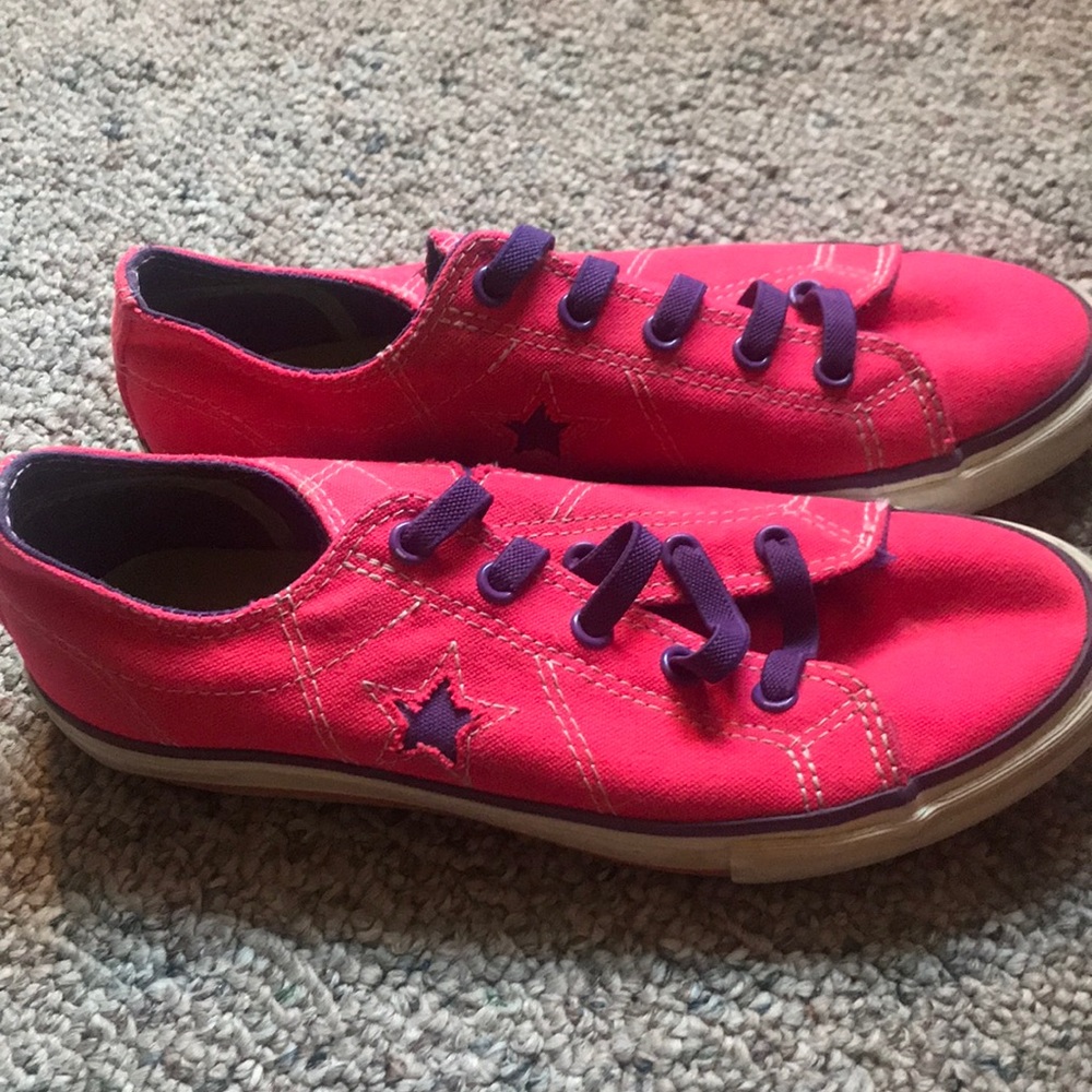 girls pink converse sneakers size 4